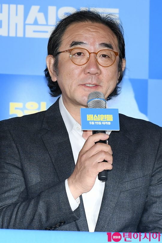 배우 김홍파가 2일 오후 서울 용산CGV 아이파크몰에서 열린 영화 ‘배심원들’ 언론시사회에 참석해 인사말을 하고 있다.