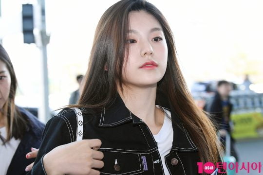 그룹 ITZY(있지) 예지가 해외 일정 참석 차 7일 오전 인천국제공항을 통해 공항패션을 선보이며 미국으로 출국하고 있다.