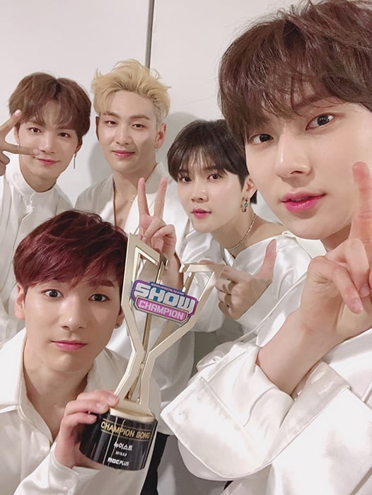 뉴이스트, 데뷔 8년 만 첫 1위 “저희 다섯 명의 꿈 이뤄 주셔서 감사드려요”