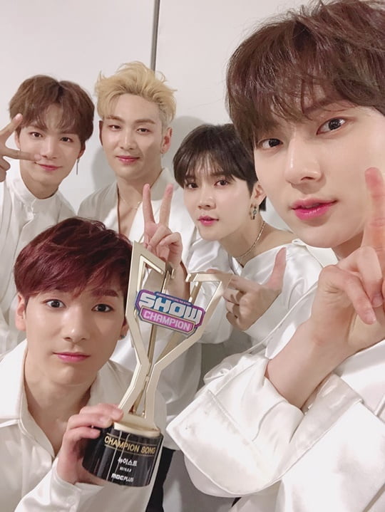 뉴이스트, 데뷔 8년 만에 음악방송 첫 1위 기록…"꿈 이뤄 주셔서 감사"