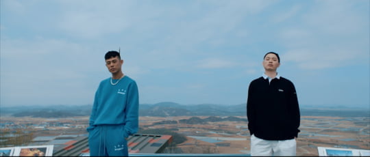 ‘OKGO’ 뮤직비디오 속 래퍼 빈지노(왼쪽)와 이센스/사진=뮤직비디오 갈무리
