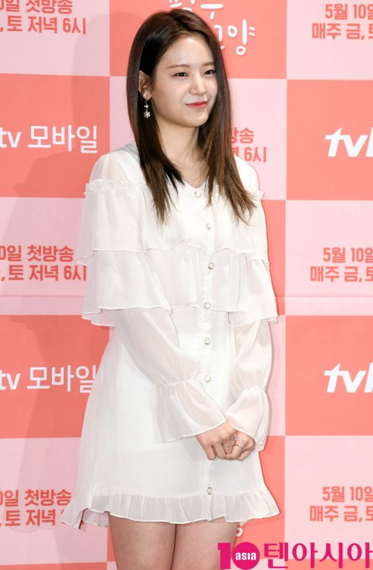 프로미스나인 장규리가 10일 오후 서울 여의도 켄싱턴호텔에서 열린 tvN D의 새 웹드라마 ‘필수연애교양’ 제작발표회에 참석하고 있다.