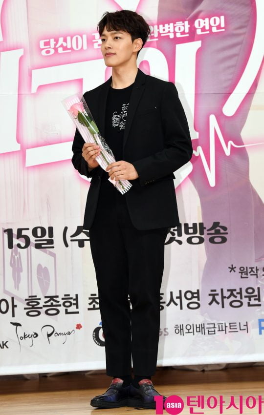 배우 여진구가 15일 오후 서울 양천구 목동 SBS 사옥에서 열린 SBS 새 수목드라마 ‘절대그이’ 제작발표회에 참석하고 있다.