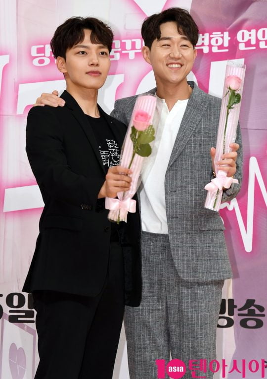 배우 여진구와 최성원이 15일 오후 서울 양천구 목동 SBS 사옥에서 열린 SBS 새 수목드라마 ‘절대그이’ 제작발표회에 참석하고 있다.