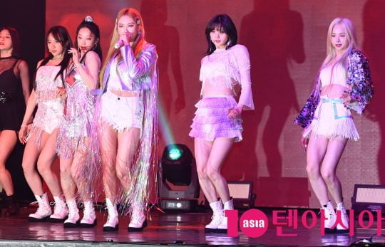 걸그룹 EXID(솔지, LE, 하니, 혜린, 정화)는 15일 오후 서울 한남동 블루스퀘어에서 열린 다섯번째 미니앨범 ‘위(WE)’ 쇼케이스에 참석해 멋진공연을 선보이고 있다.