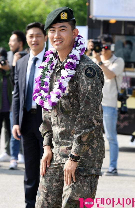 그룹 2PM 출신 가수 겸 배우 옥택연이 16일 경기도 고양시 백마회관 앞에서 군 복무를 마치고 전역하고 있다.