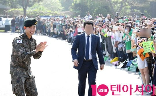 그룹 2PM 출신 가수 겸 배우 옥택연이 16일 경기도 고양시 백마회관 앞에서 군 복무를 마치고 전역하고 있다.