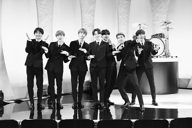 방탄소년단, 美 CBS 인기 토크쇼 ‘더 레이트 쇼 위드 스티븐 콜베어’ 출연…비틀즈 연상케한 무대