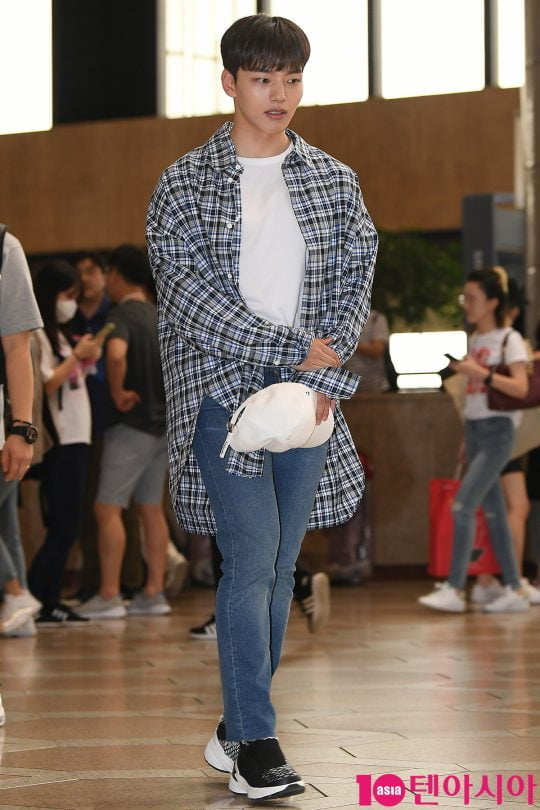 배우 여진구가 해외 일정 참석차 17일 오후 김포국제공항을 공항패션을 선보이며 통해 출국하고 있다.