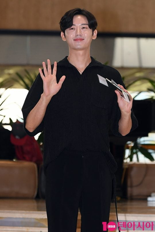 배우 이지훈이 2019 K CON(케이콘) 참석차 17일 오후 김포국제공항을 통해 공항패션을 선보이며 일본으로 출국하고 있다.