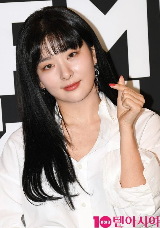 레드벨벳 슬기가 17일 오후 서울 소공동 롯대백화점에서 열린 롱샴 포토콜 행사에 참석하고 있다.