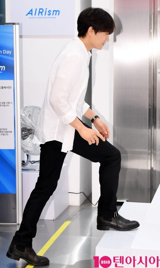 배우 지성이 17일 서울 신천동 롯데월드몰에서 열린 ‘유니클로(UNIQLO) COOL~에어리즘 데이 포토행사에 참석하고 있다.