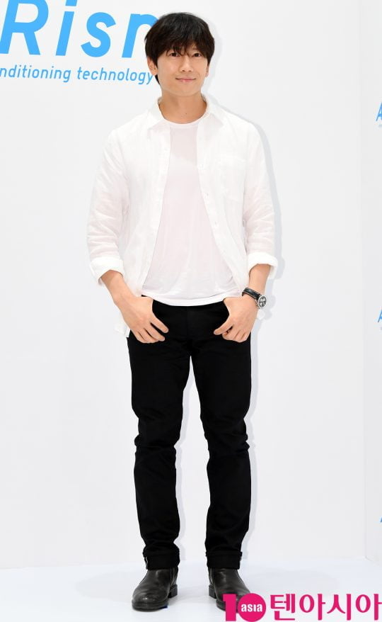 배우 지성이 17일 서울 신천동 롯데월드몰에서 열린 ‘유니클로(UNIQLO) COOL~에어리즘 데이 포토행사에 참석하고 있다.