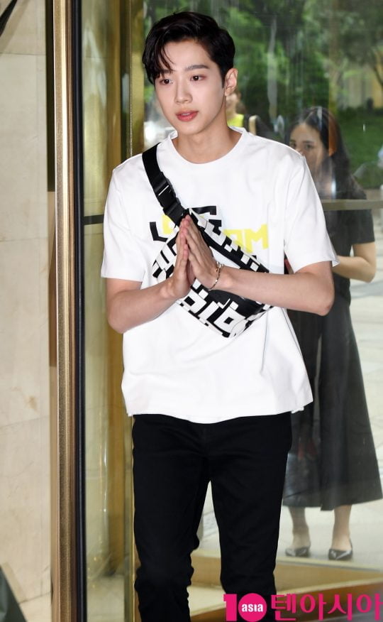 가수 라이관린이 17일 오후 서울 소공동 롯대백화점에서 열린 롱샴 포토콜 행사에 참석하고 있다.