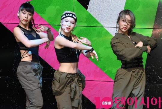 걸그룹 3YE(써드아이,유지, 유림, 하은)가 21일 오후 서울 강남구 삼성동 슈피겐홀에서 열린 디지털 싱글 ‘DMT(Do Ma Thang)’ 데뷔 쇼케이스에 참석해 멋진공연을 선보이고 있다.