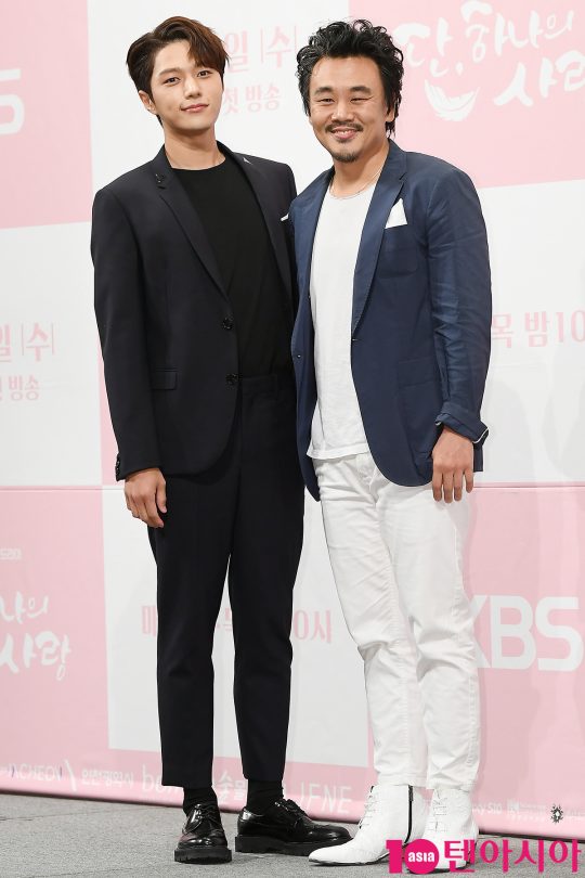 배우 김명수(왼쪽)와 김인권.