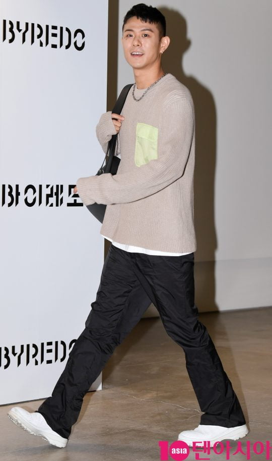 가수 빈지노가 21일 오후 서울 신사동 애슐린 갤러리에서 열린 바이레도의 포토콜 행사에 참석하고 있다.