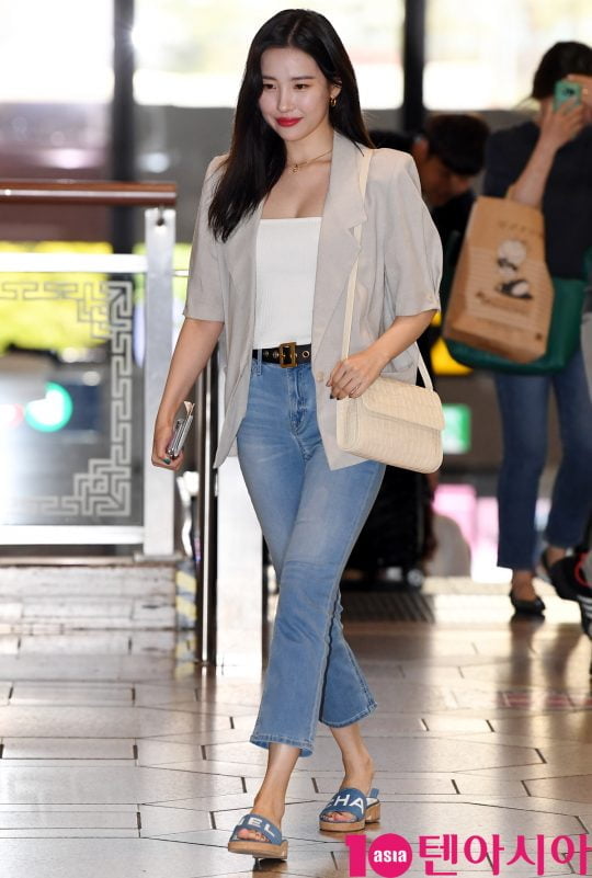 가수 선미가 22일 오후 콘서트 참석차 김포국제공항을 통해 일본으로 출국하고 있다.
