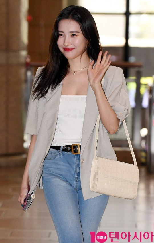 가수 선미가 22일 오후 콘서트 참석차 김포국제공항을 통해 일본으로 출국하고 있다.