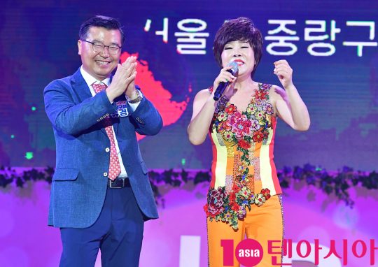 가수 김연자와 류경기 중랑구청장이 지난 24일 오후 서울 중랑구 서울장미공원에서 열린 2019 서울장미축제에서 멋진공연을 선보이고 있다.