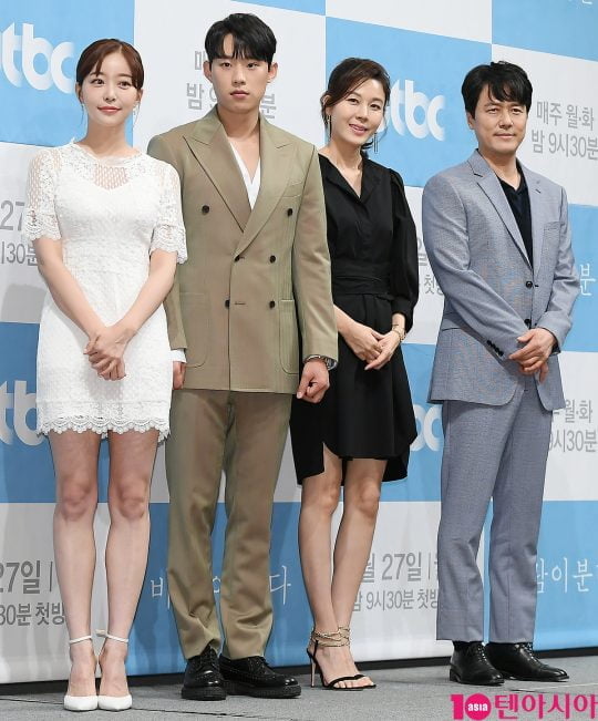 배우 김가은(왼쪽부터), 김성철, 김하늘, 감우성