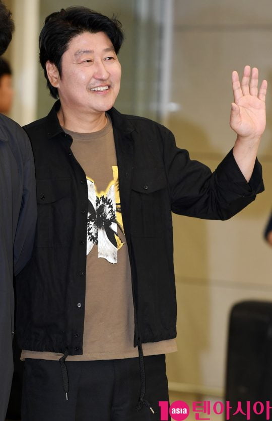 배우 송강호가 27일 오후 영화 ‘기생충’이 제72회 칸 국제영화제(이하 칸 영화제) 폐막식에서 대한민국 영화 역사 최초로 황금종려상을 수상하고 인천국제공항을 통해 귀국하고 있다.