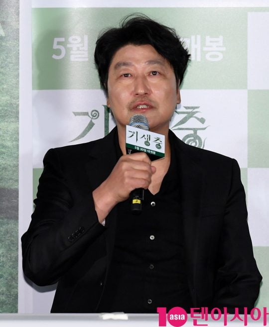배우 송강호가 28일 오후 용산구 한강로 용산 아이파크몰 용산 CGV에서 열린 영화 ‘기생충'(봉준호 감독) 언론시사회에 참석하고 있다.