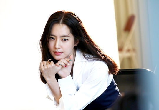 "절세미인의 정석"…한채아, 화보 비하인드 컷 공개