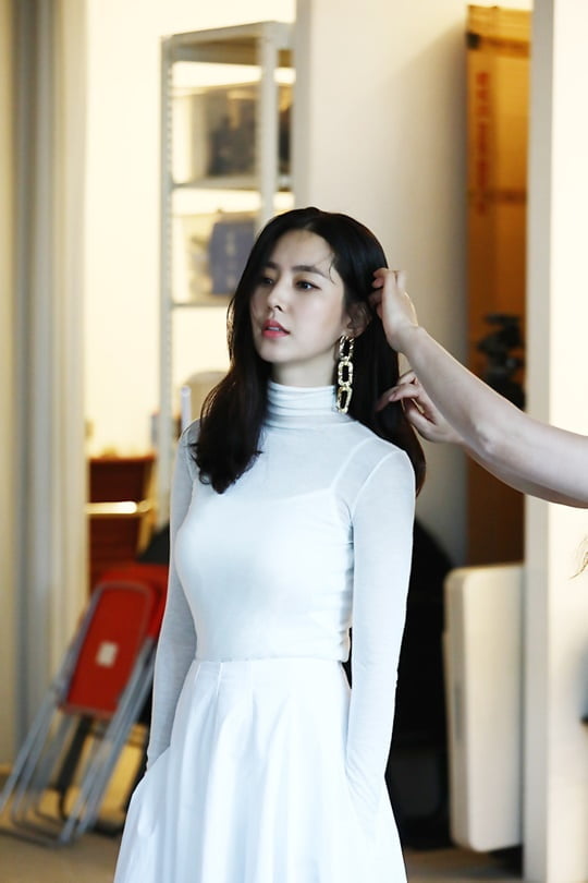 "절세미인의 정석"…한채아, 화보 비하인드 컷 공개