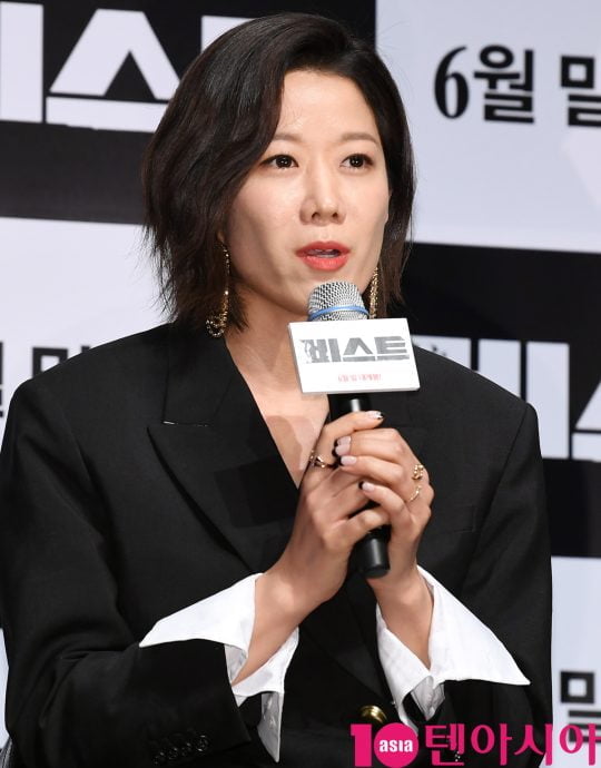 배우 전혜진이 30일 오전 서울 신사동 압구정 CGV에서 열린 영화 ‘비스트’ 제작보고회에 참석하고 있다.