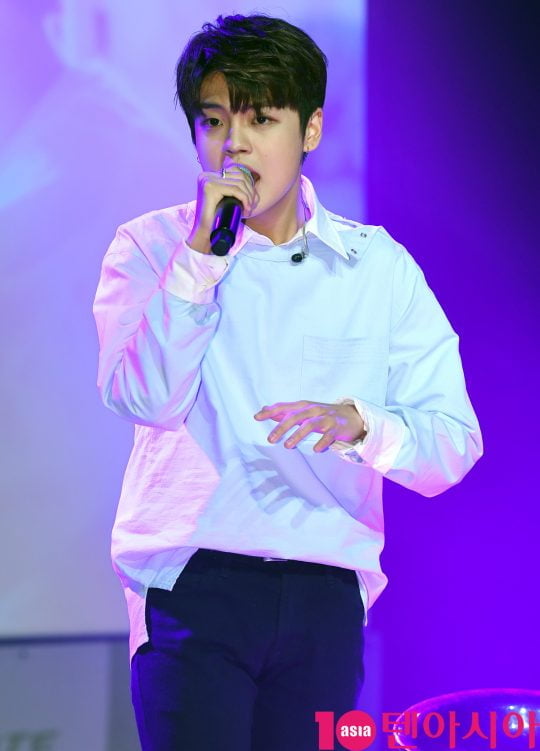 가수 지진석이 31일 오후 서울 청담동 일지아트홀에서 열린 싱글 ‘굿나잇’(good Night) 쇼케이스에서 멋진공연을 선보이고 있다.