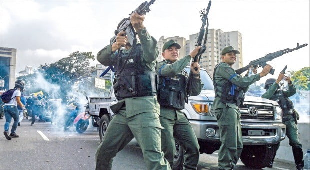 베네수엘라, 유혈 충돌…과이도 "군사 봉기" vs 마두로 "쿠데타 진압"