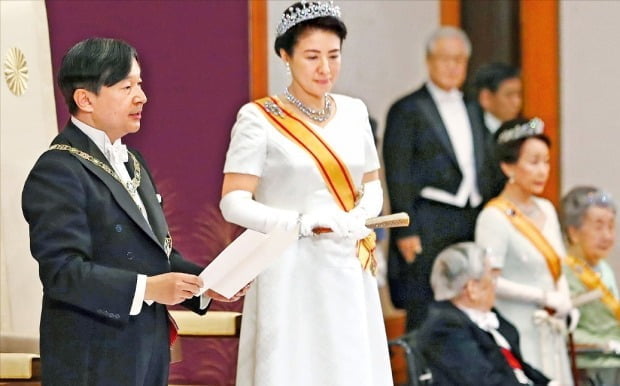 새 日王 나루히토 "세계 평화 간절히 희망"