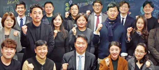 최태원 SK그룹 회장(앞줄 가운데)이 지난해 12월 서울 홍릉 KAIST ‘사회적 기업가 MBA’ 학생들과 간담회를 한 뒤 기념사진을 찍고 있다.   SK제공 