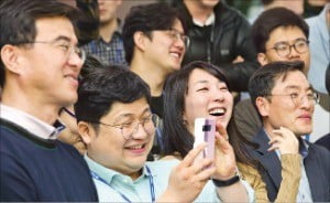 지난 3월 서울 양재동 현대자동차 본사에서 열린 타운홀 미팅에 참석한 직원들이 웃고 있다. 