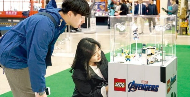 방문객들이 ‘어벤져스: 엔드게임’의 레고 시리즈를 살펴보고 있다.  /레고코리아 제공 
