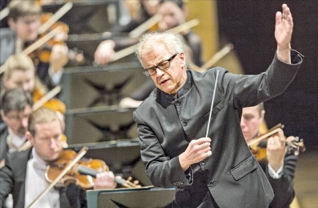 핀란드 거장 오스모 벤스케가 2003년부터 음악감독을 맡고 있는 미네소타 오케스트라를 지휘하고 있다. 벤스케는 내년부터 3년간 서울시립교향악단 음악감독을 맡는다.  /서울시향  제공 
