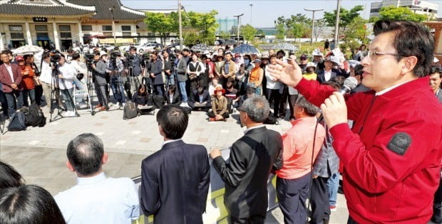 황교안 자유한국당 대표(오른쪽)가 3일 전북 전주역 광장에서 열린 ‘문재인 멈춤(STOP)! 전주 시민이 심판합니다’ 행사에서 발언하고 있다. 
 /연합뉴스 