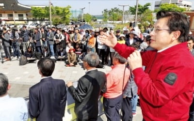 한국당 '호남선' 장외투쟁…황교안, 광주서 물세례 '봉변'