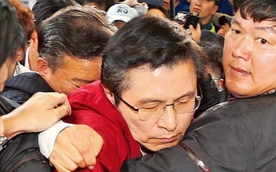 장외투쟁 황교안 대표 광주서 '봉변'