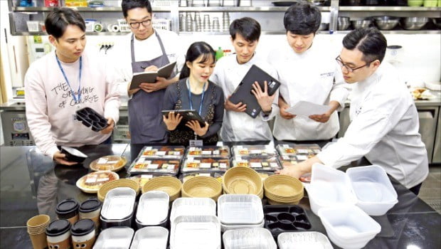 GS리테일 직원들이 제품에 친환경 소재를 적용하는 방안을 논의하고 있다. GS  제공 