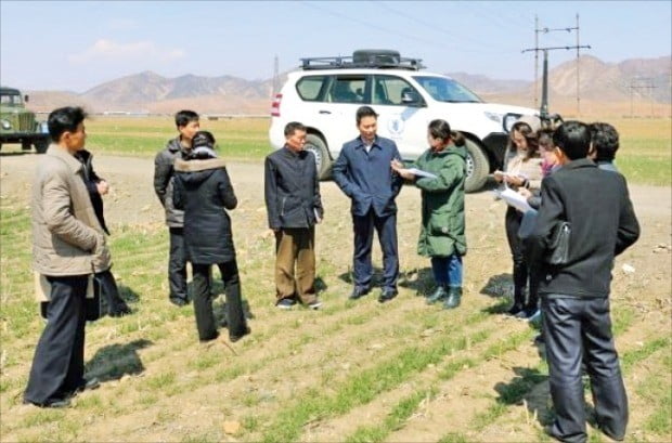 < 北서 식량 상황 조사하는 유엔 > 유엔 식량농업기구(FAO)와 세계식량계획(WFP)은 올해 북한의 식량 부족분이 136만t이라고 3일 발표했다. 사진은 공동조사단이 지난달 북한 황해북도에서 현지조사하는 모습.  연합뉴스 