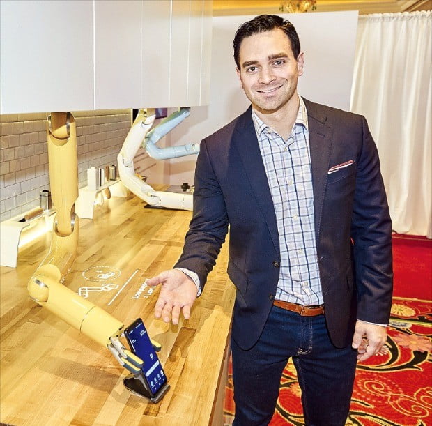 삼성전자가 지난 2월 미국 라스베이거스에서 열린 북미 최대 주방·욕실 관련 전시회 ‘KBIS 2019’에서 조리 보조 기능을 수행하는 ‘삼성봇 셰프’를 세계에 처음으로 공개했다. 삼성전자 제공
 