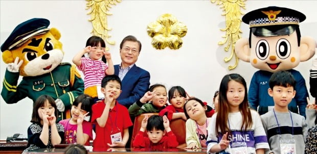 어린이 256명 청와대로 초청…문 대통령 "미래 대한민국 영웅"