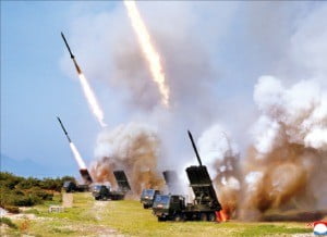 지난 4일 북한 방사포 부대가 대구경 장거리 방사포를 일제히 발사하고 있다. /조선중앙통신 