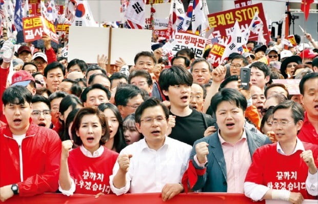 황교안 자유한국당 대표(왼쪽 세 번째)와 나경원 원내대표(두 번째) 등이 지난 4일 서울 광화문광장에서 열린 ‘문재인 멈춤(STOP)! 국민이 심판합니다’ 장외집회에서 현수막을 들고 행진하고 있다. 한국당은 지난달 20일 1차 집회를 시작으로 이날까지 세 차례의 장외집회를 열었다.  /연합뉴스 