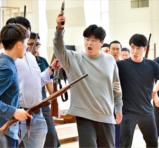 서울 서초동 예술의전당 N스튜디오에서 테너 강요셉(오른쪽 두 번째) 등이 오페라 ‘윌리엄 텔’의 민중 봉기 장면을 연습하고 있다. /국립오페라단  제공 