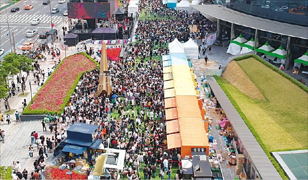 지난 4일 서울 코엑스 일대에서 열린 ‘C-페스티벌’. 이날 약 30만 명이 축제 현장을 찾았다. 