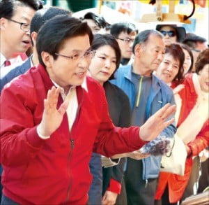 황교안 자유한국당 대표가 7일 부산 자갈치시장에서 ‘민생투쟁 대장정’ 기자회견을 한 뒤 상인들을 만나 인사하고 있다. /연합뉴스 