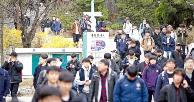 까다로워지는 9급 공무원 면접…연봉 두배 내걸며 이직 제의 오면 | 한국경제